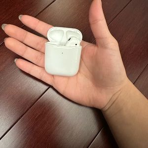 Apple AirPods 2nd Generation, missing left AirPod, with charging cord
